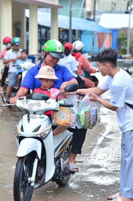 Giving Mid-Autumn Festival gifts to pupils of primary schools of An Huong Pagoda - An Giang