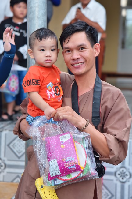 Giving Mid-Autumn Festival gifts to pupils of primary schools of An Huong Pagoda - An Giang