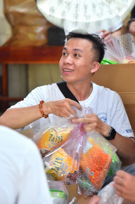 Giving Mid-Autumn Festival gifts to pupils of primary schools of An Huong Pagoda - An Giang