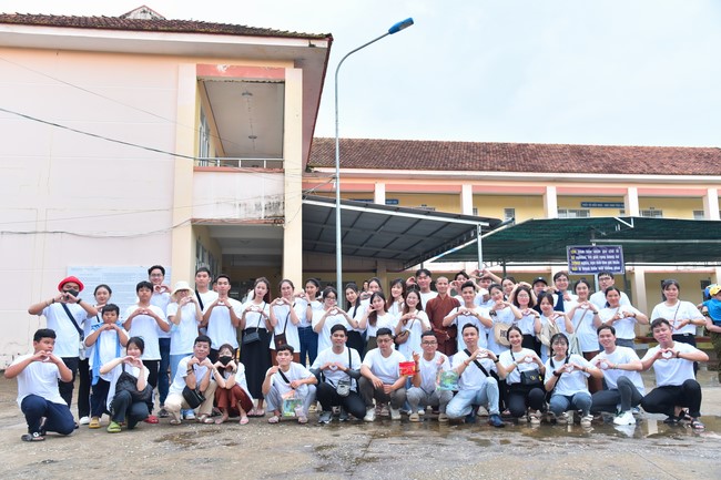 Giving Mid-Autumn Festival gifts to pupils of primary schools of An Huong Pagoda - An Giang