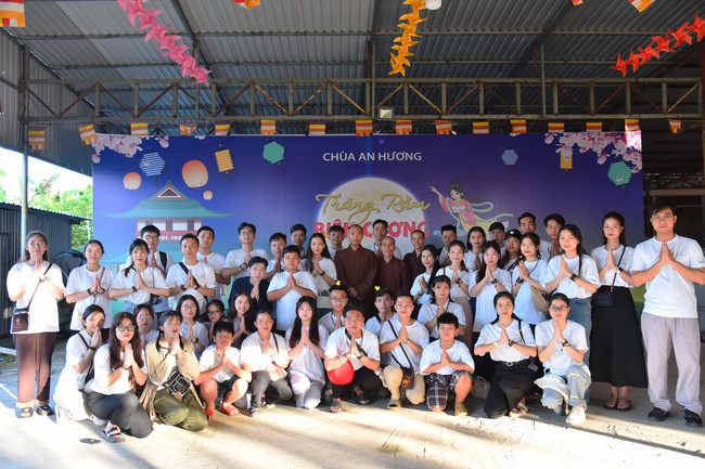 Giving Mid-Autumn Festival gifts to pupils of primary schools of An Huong Pagoda - An Giang
