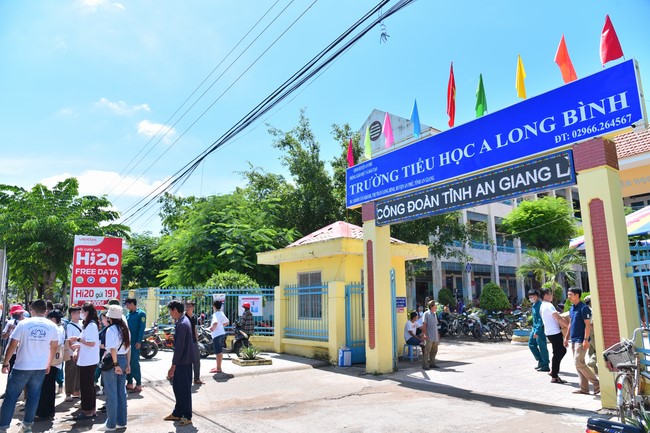 Giving Mid-Autumn Festival gifts to pupils of primary schools of An Huong Pagoda - An Giang