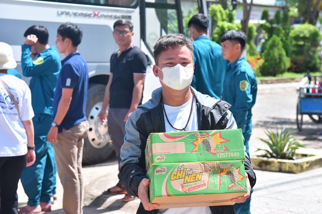 Giving Mid-Autumn Festival gifts to pupils of primary schools of An Huong Pagoda - An Giang