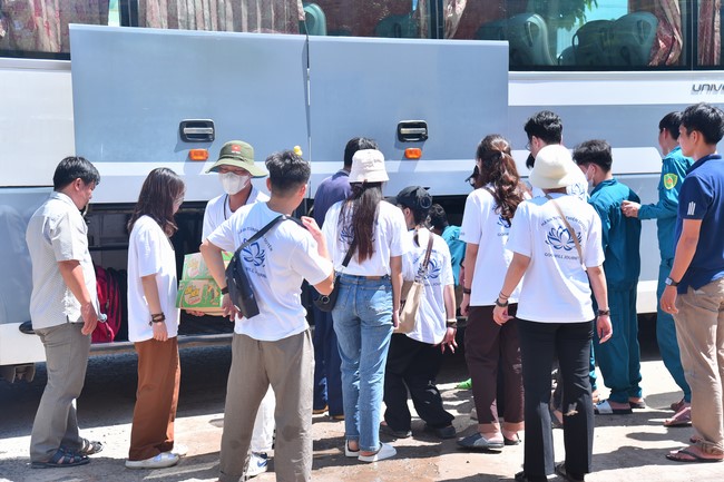Giving Mid-Autumn Festival gifts to pupils of primary schools of An Huong Pagoda - An Giang