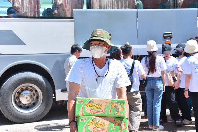 Giving Mid-Autumn Festival gifts to pupils of primary schools of An Huong Pagoda - An Giang