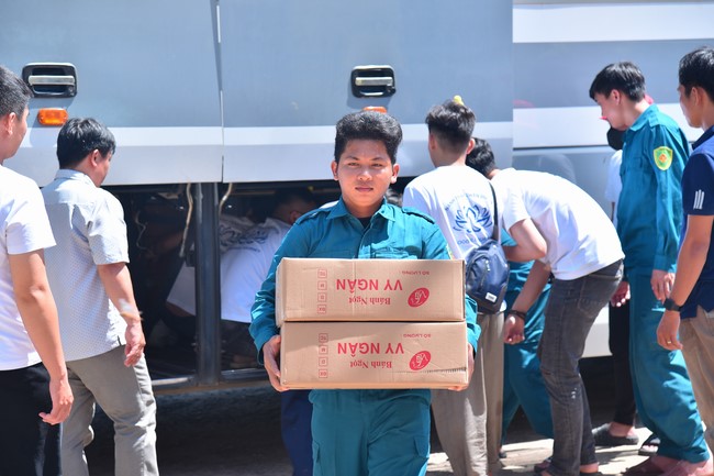 Giving Mid-Autumn Festival gifts to pupils of primary schools of An Huong Pagoda - An Giang