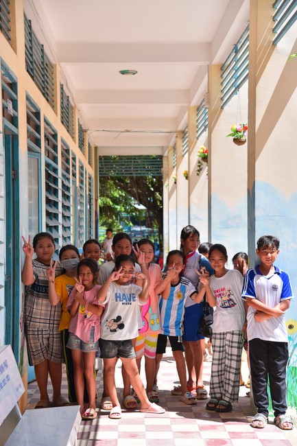 Giving Mid-Autumn Festival gifts to pupils of primary schools of An Huong Pagoda - An Giang