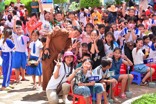 Giving Mid-Autumn Festival gifts to pupils of primary schools of An Huong Pagoda - An Giang