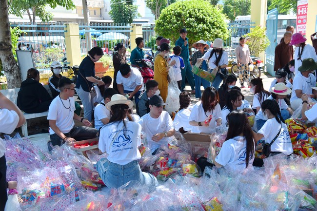 Giving Mid-Autumn Festival gifts to pupils of primary schools of An Huong Pagoda - An Giang
