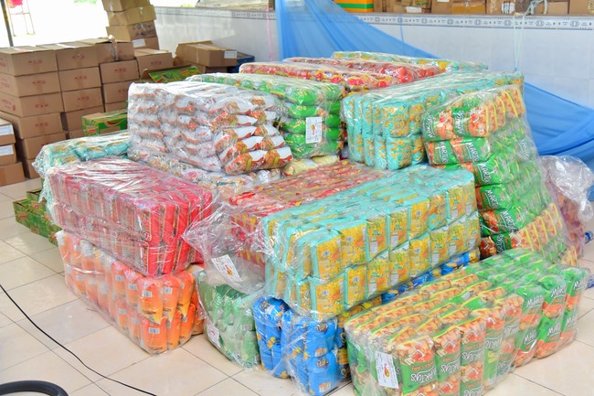 Giving Mid-Autumn Festival gifts to pupils of primary schools of An Huong Pagoda - An Giang