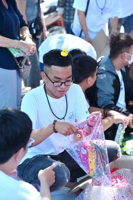 Giving Mid-Autumn Festival gifts to pupils of primary schools of An Huong Pagoda - An Giang