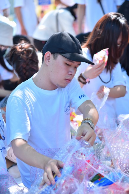 Giving Mid-Autumn Festival gifts to pupils of primary schools of An Huong Pagoda - An Giang