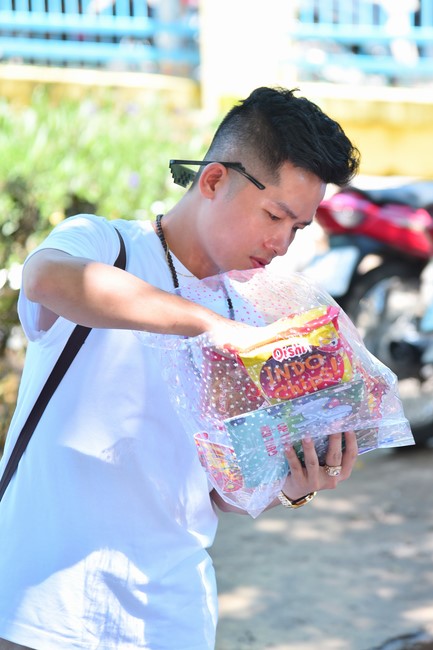 Giving Mid-Autumn Festival gifts to pupils of primary schools of An Huong Pagoda - An Giang