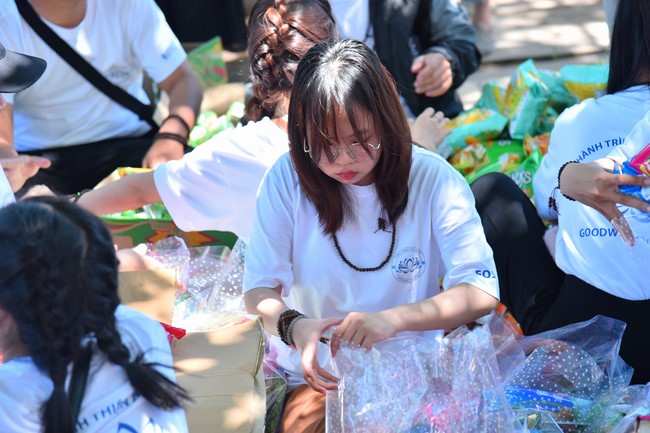 Giving Mid-Autumn Festival gifts to pupils of primary schools of An Huong Pagoda - An Giang