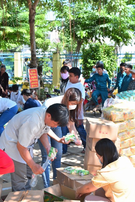 Giving Mid-Autumn Festival gifts to pupils of primary schools of An Huong Pagoda - An Giang