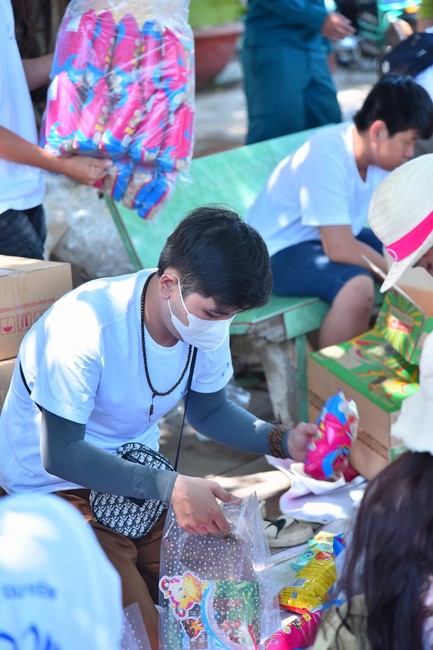 Giving Mid-Autumn Festival gifts to pupils of primary schools of An Huong Pagoda - An Giang