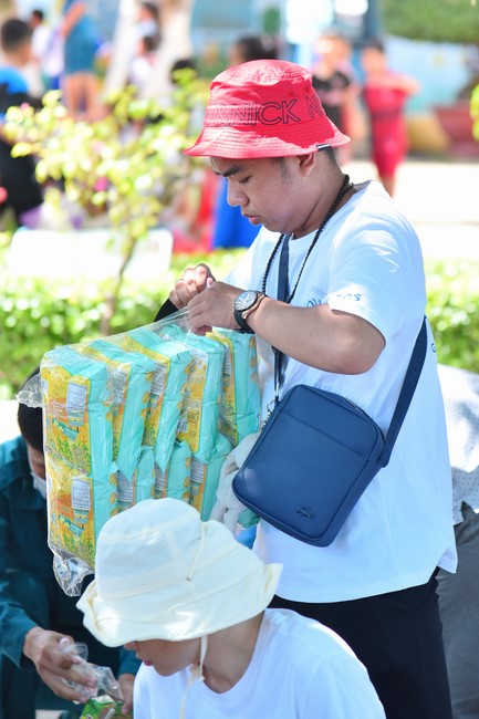 Giving Mid-Autumn Festival gifts to pupils of primary schools of An Huong Pagoda - An Giang