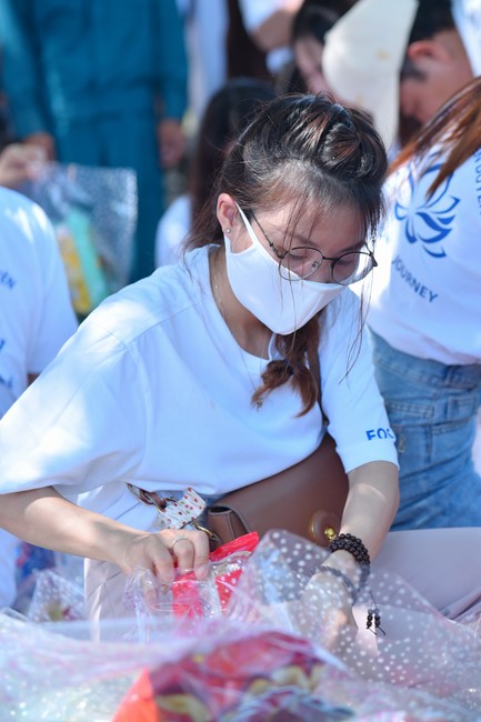 Giving Mid-Autumn Festival gifts to pupils of primary schools of An Huong Pagoda - An Giang