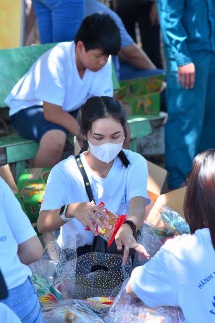 Giving Mid-Autumn Festival gifts to pupils of primary schools of An Huong Pagoda - An Giang