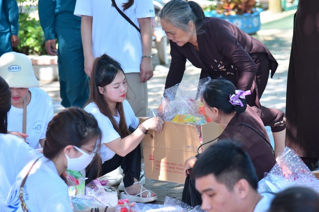 Giving Mid-Autumn Festival gifts to pupils of primary schools of An Huong Pagoda - An Giang