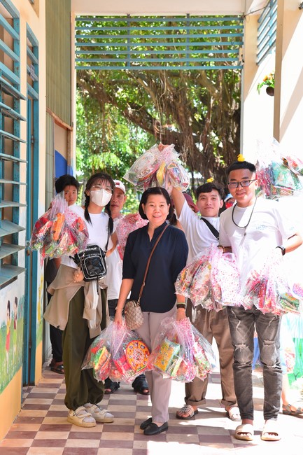 Giving Mid-Autumn Festival gifts to pupils of primary schools of An Huong Pagoda - An Giang