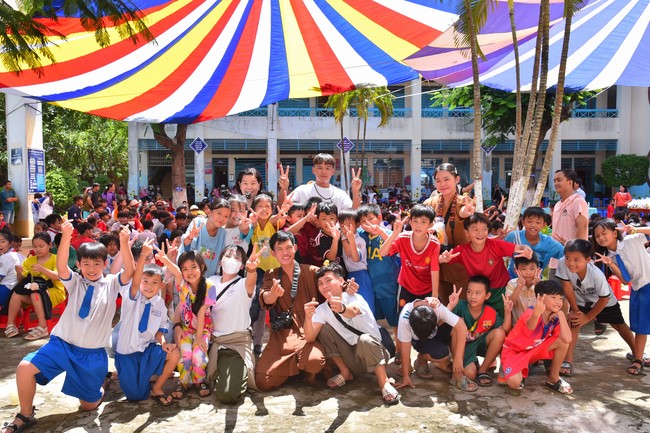 Giving Mid-Autumn Festival gifts to pupils of primary schools of An Huong Pagoda - An Giang