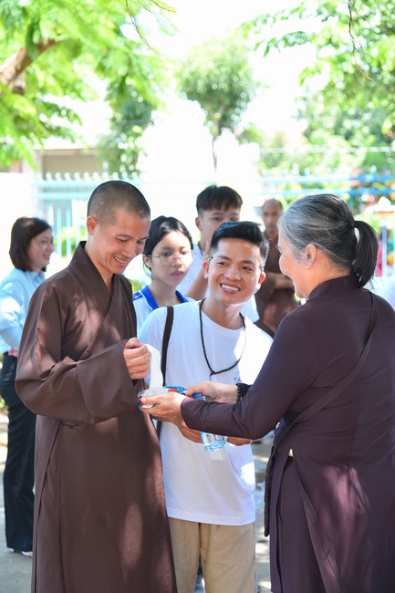 Giving Mid-Autumn Festival gifts to pupils of primary schools of An Huong Pagoda - An Giang