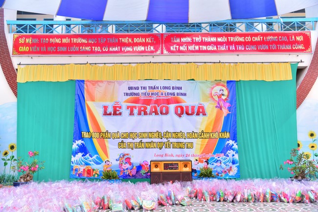 Giving Mid-Autumn Festival gifts to pupils of primary schools of An Huong Pagoda - An Giang