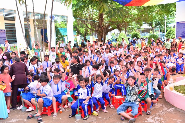 Giving Mid-Autumn Festival gifts to pupils of primary schools of An Huong Pagoda - An Giang