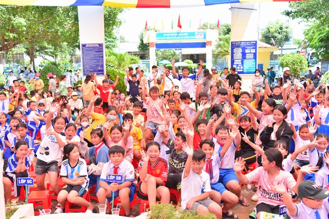 Giving Mid-Autumn Festival gifts to pupils of primary schools of An Huong Pagoda - An Giang