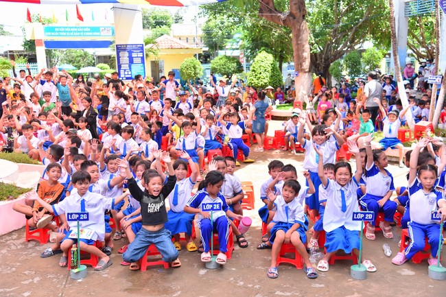 Giving Mid-Autumn Festival gifts to pupils of primary schools of An Huong Pagoda - An Giang