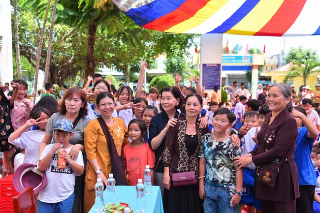 Giving Mid-Autumn Festival gifts to pupils of primary schools of An Huong Pagoda - An Giang