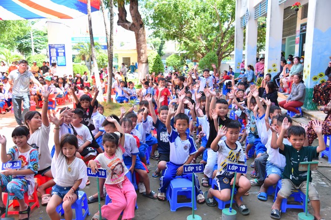Giving Mid-Autumn Festival gifts to pupils of primary schools of An Huong Pagoda - An Giang