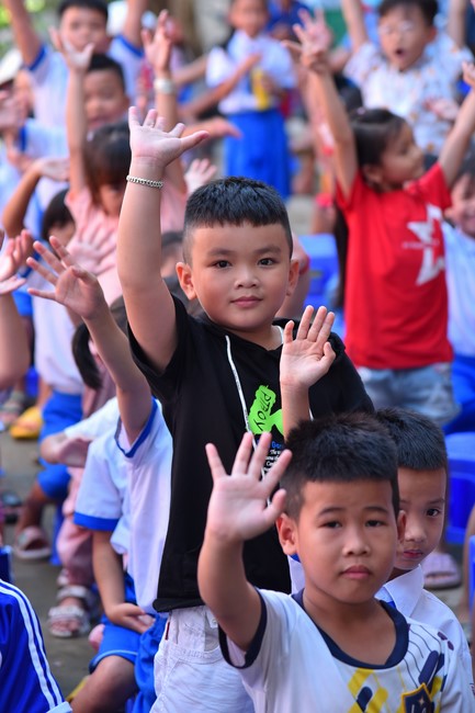 Giving Mid-Autumn Festival gifts to pupils of primary schools of An Huong Pagoda - An Giang