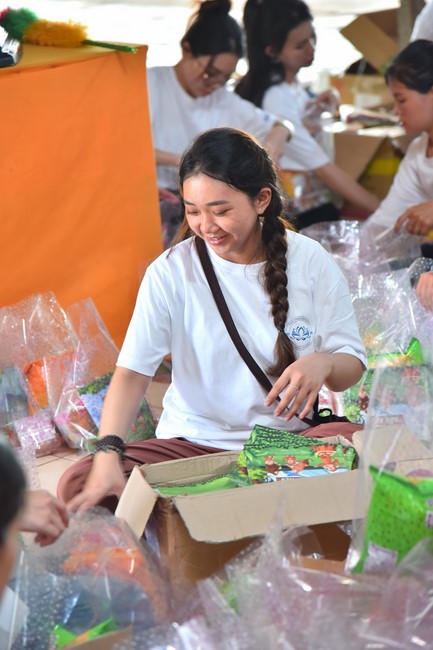Giving Mid-Autumn Festival gifts to pupils of primary schools of An Huong Pagoda - An Giang