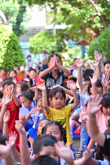 Giving Mid-Autumn Festival gifts to pupils of primary schools of An Huong Pagoda - An Giang