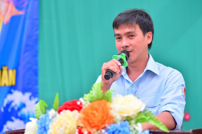 Giving Mid-Autumn Festival gifts to pupils of primary schools of An Huong Pagoda - An Giang