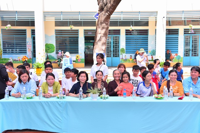 Giving Mid-Autumn Festival gifts to pupils of primary schools of An Huong Pagoda - An Giang