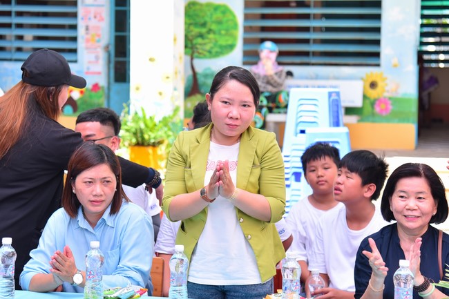 Giving Mid-Autumn Festival gifts to pupils of primary schools of An Huong Pagoda - An Giang