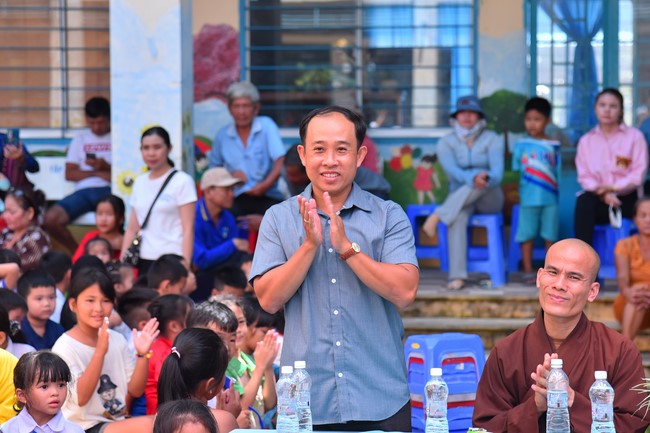 Giving Mid-Autumn Festival gifts to pupils of primary schools of An Huong Pagoda - An Giang