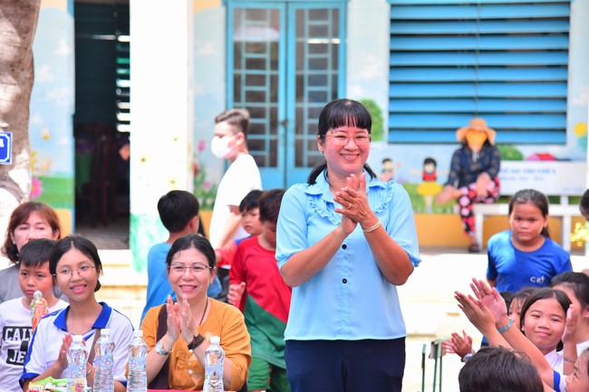Giving Mid-Autumn Festival gifts to pupils of primary schools of An Huong Pagoda - An Giang