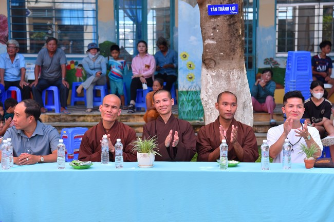 Giving Mid-Autumn Festival gifts to pupils of primary schools of An Huong Pagoda - An Giang