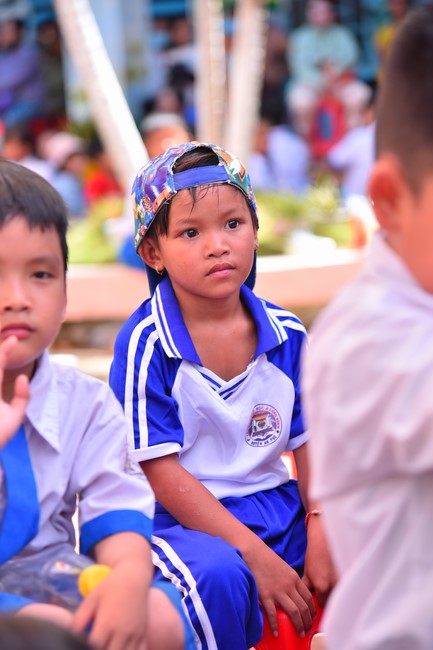 Giving Mid-Autumn Festival gifts to pupils of primary schools of An Huong Pagoda - An Giang