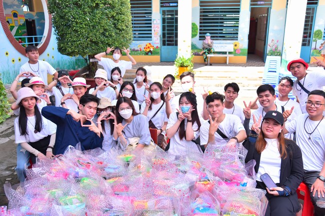 Giving Mid-Autumn Festival gifts to pupils of primary schools of An Huong Pagoda - An Giang