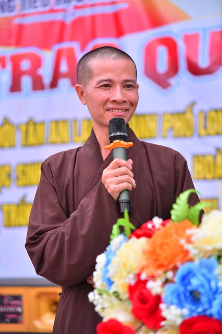 Giving Mid-Autumn Festival gifts to pupils of primary schools of An Huong Pagoda - An Giang