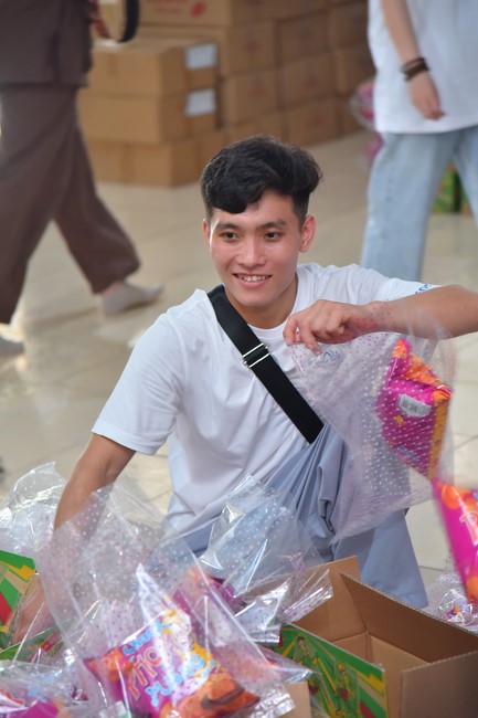 Giving Mid-Autumn Festival gifts to pupils of primary schools of An Huong Pagoda - An Giang