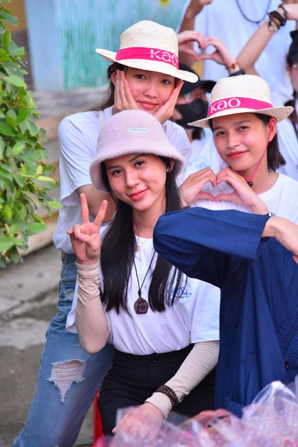 Giving Mid-Autumn Festival gifts to pupils of primary schools of An Huong Pagoda - An Giang
