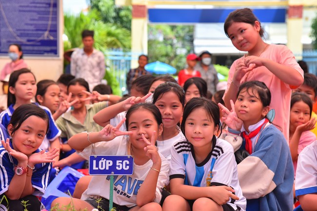 Giving Mid-Autumn Festival gifts to pupils of primary schools of An Huong Pagoda - An Giang