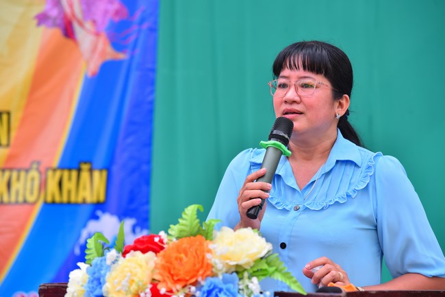 Giving Mid-Autumn Festival gifts to pupils of primary schools of An Huong Pagoda - An Giang