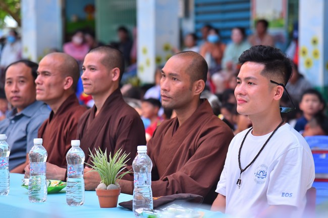 Giving Mid-Autumn Festival gifts to pupils of primary schools of An Huong Pagoda - An Giang